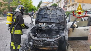 Sant’Elpidio a Mare - Auto Gpl in fiamme, vigili del fuoco in azione